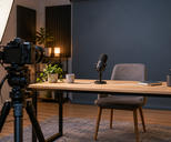 Synthetische illustratie van een merkloze videostudio voor online makers; geen echte YouTube-locatie of interface.