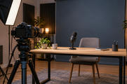 Synthetische illustratie van een merkloze videostudio voor online makers; geen echte YouTube-locatie of interface.