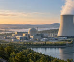 Synthetische illustratie van generieke kernenergie-infrastructuur; geen echte centrale of Westinghouse-installatie.