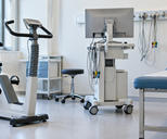 Synthetische illustratie van een generieke cardiologische onderzoeksruimte; geen afbeelding van een specifieke studie of behandeling.