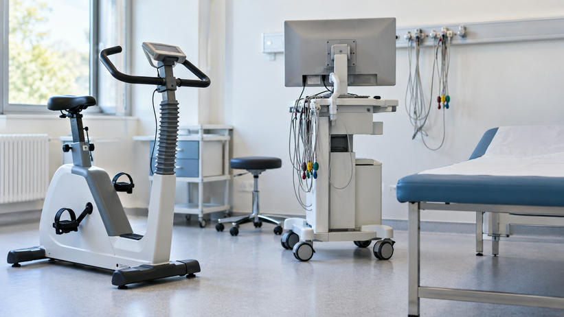 Synthetische illustratie van een generieke cardiologische onderzoeksruimte; geen afbeelding van een specifieke studie of behandeling.