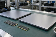 Synthetische illustratie van merkloze laptopassemblage en geheugenhardware; geen foto van een Googlebook of MacBook.