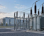 Synthetische illustratie van transformatoren en netaansluitingen naast een generiek datacentrum.
