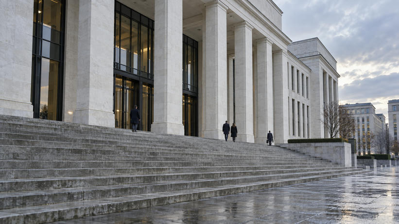 Synthetic editorial illustration. Unbranded civic building with stone columns and broad steps for regulation, courts and trade-policy news.